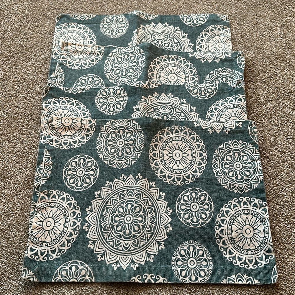 4 Rectangular Place Mats - Picture 1 of 1